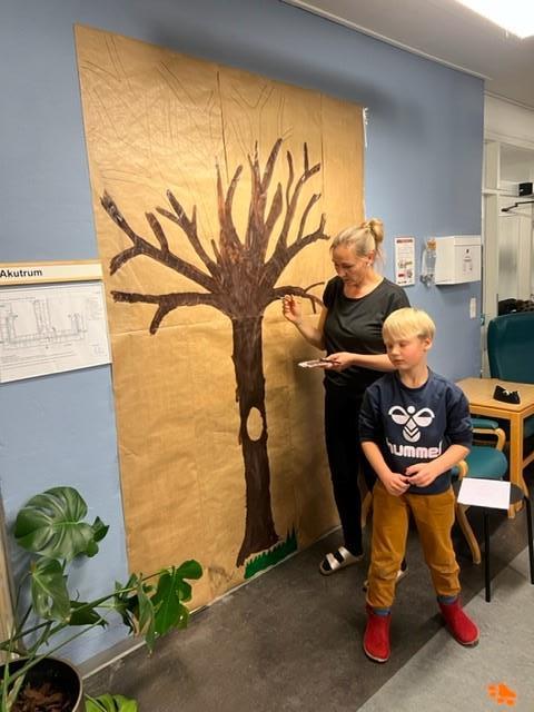 Karl Hansen og mor Louise Pedersen maler træ